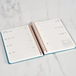 Kalender 2025 A6 vecka/uppslag blå