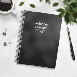 Kalender 2026 Noteringskalendern svart konstläder