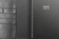 Kalender 2025 Weekly A5 svart konstläder